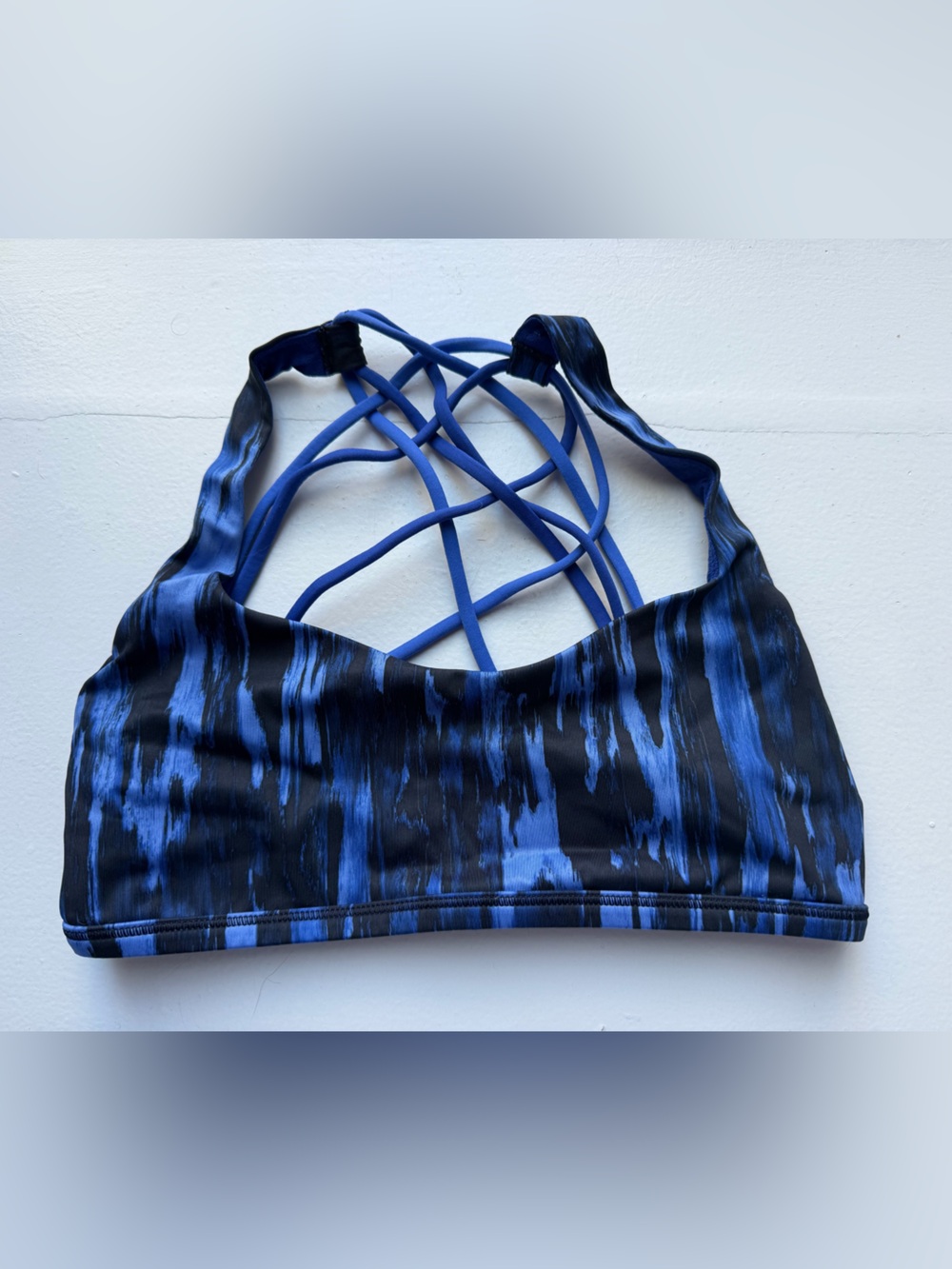 Lululemon free to be wild bra in patterned blue size 6